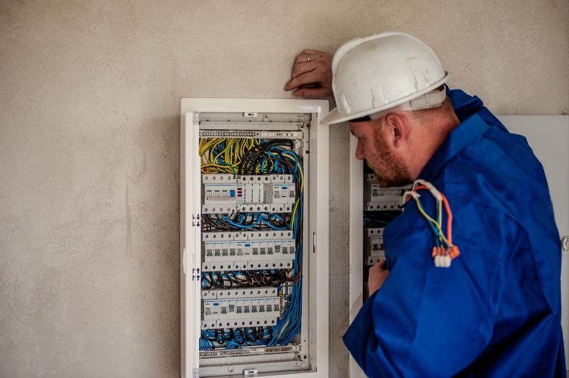 electricite-LIEUCHE-min_electrician-2755683